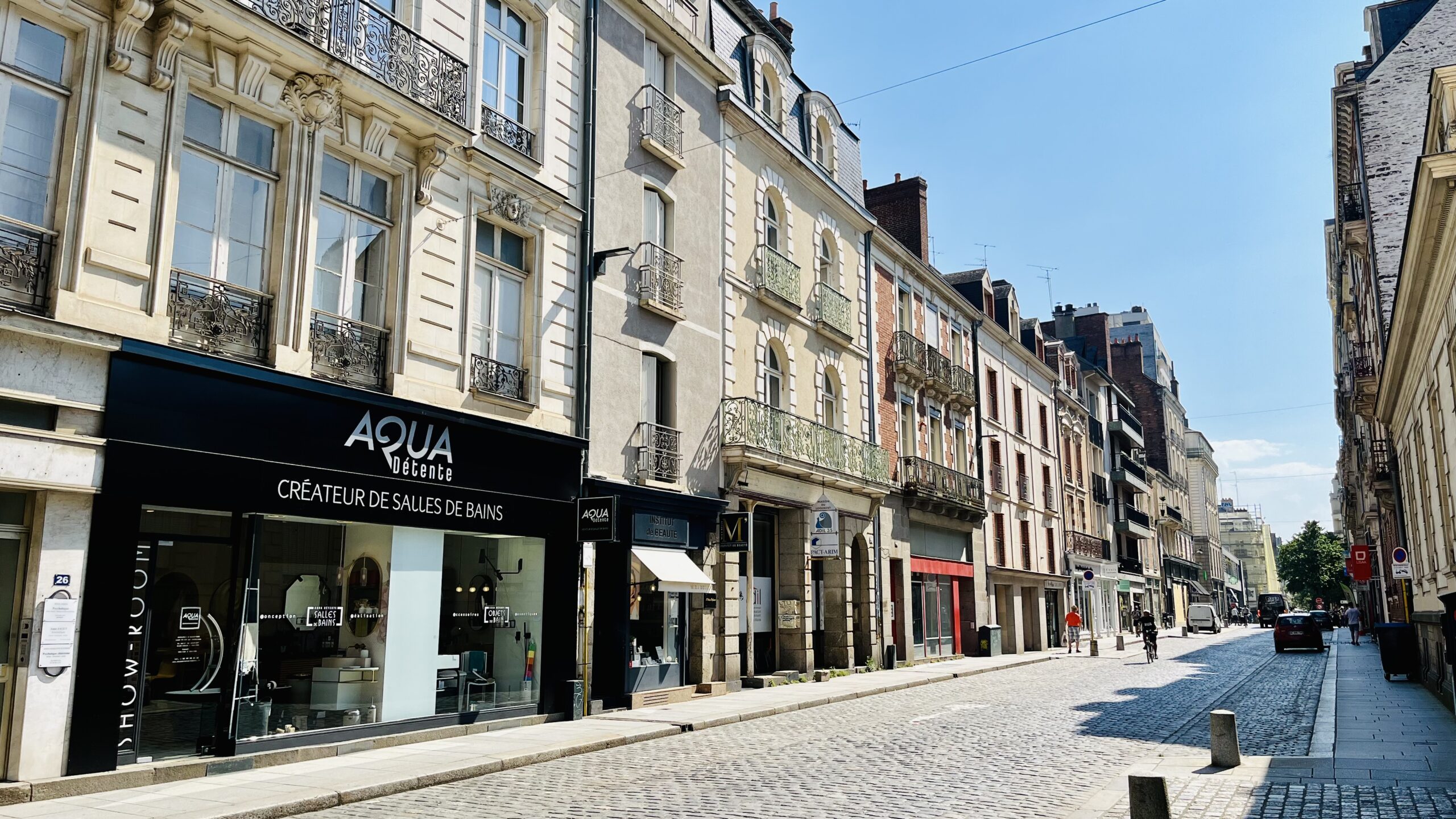 Vue de la rue de la boutique Aqua Détente créateur de salle de bain sur-mesure sur Rennes