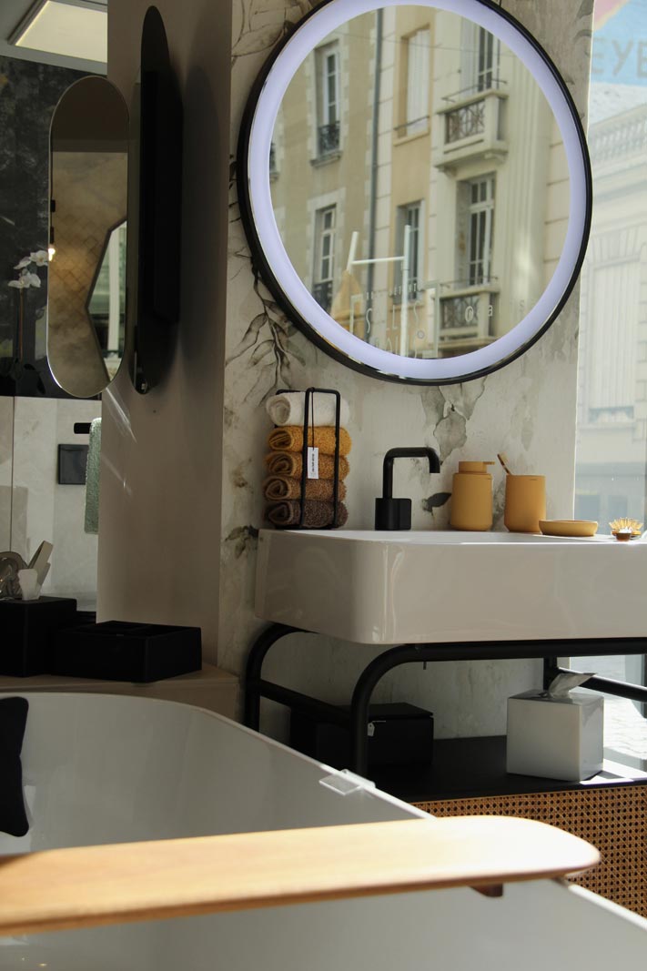 Photo de l'extérieur de la boutique de création de salle de bain sur-mesure à Rennes